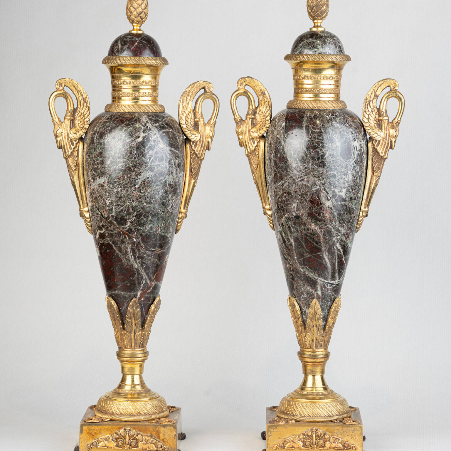 Urnes couvertes en marbre et bronze doré, style néoclassique, XIXe siècle