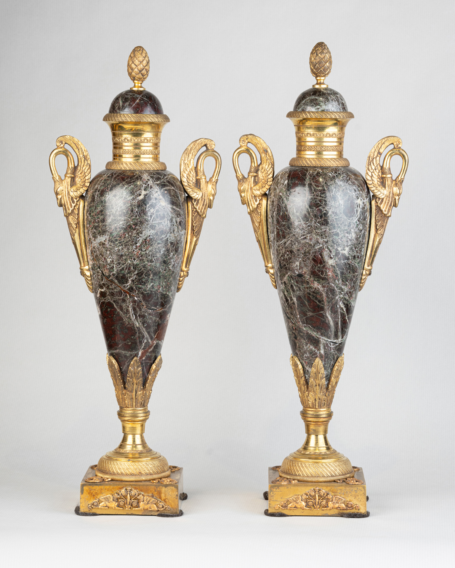 Urnes couvertes en marbre et bronze doré, style néoclassique, XIXe siècle