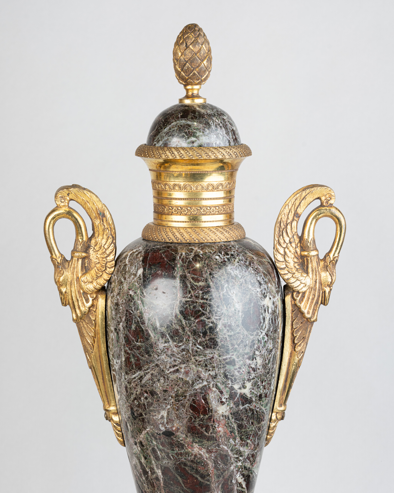 Urnes couvertes en marbre et bronze doré, style néoclassique, XIXe siècle
