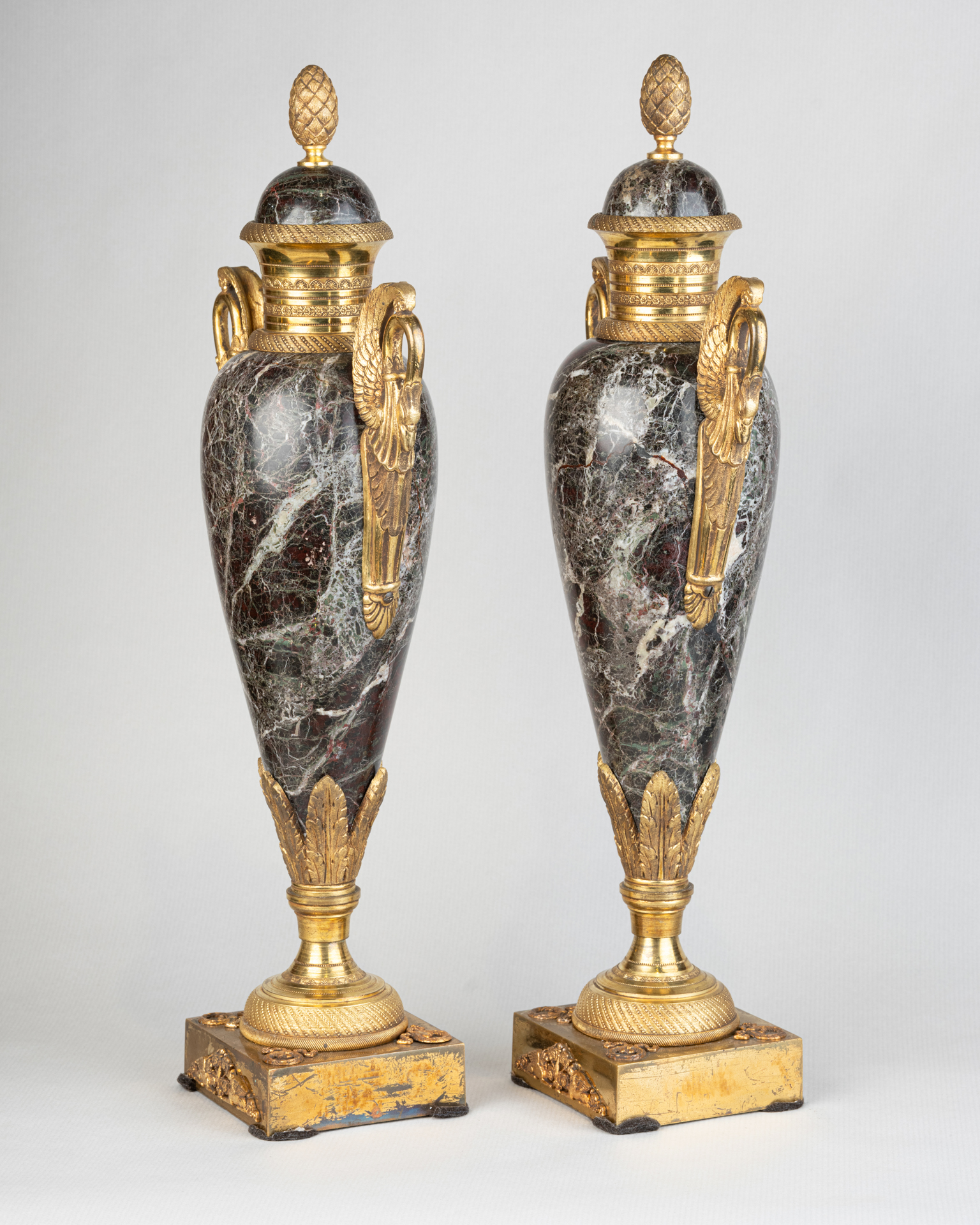 Urnes couvertes en marbre et bronze doré, style néoclassique, XIXe siècle