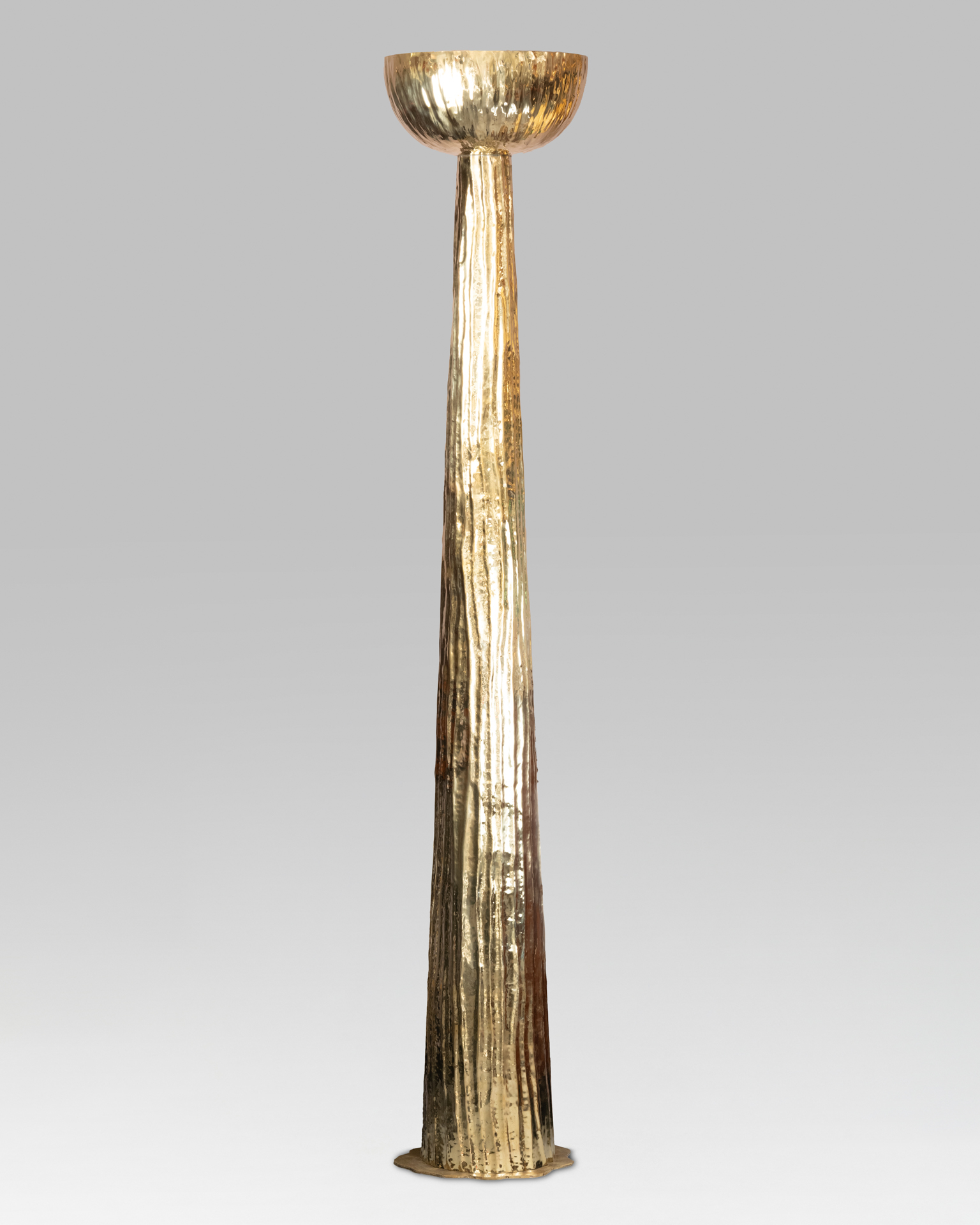 Deux lampadaires en laiton martelé, design italien, XXe siècle