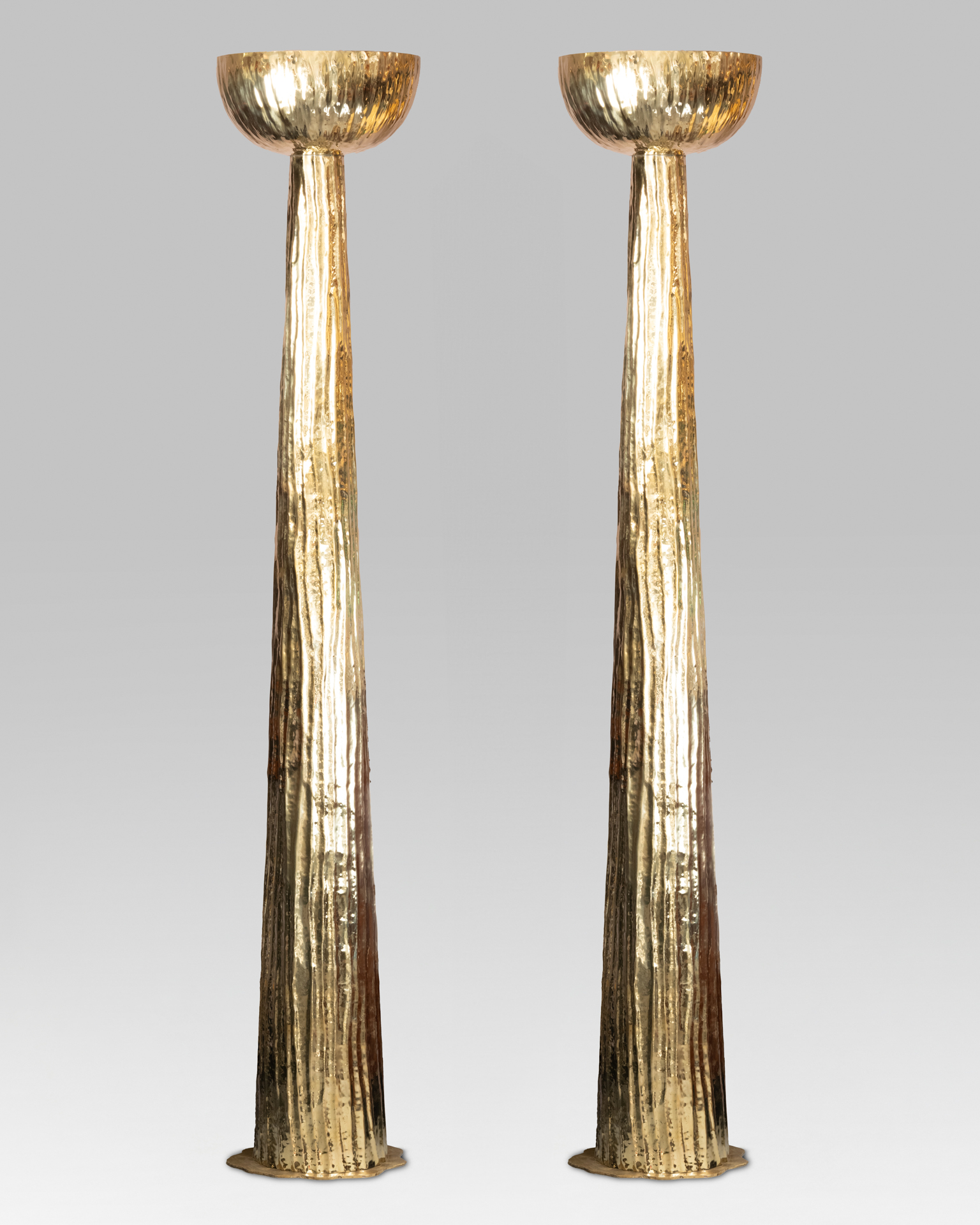 Deux lampadaires en laiton martelé, design italien, XXe siècle