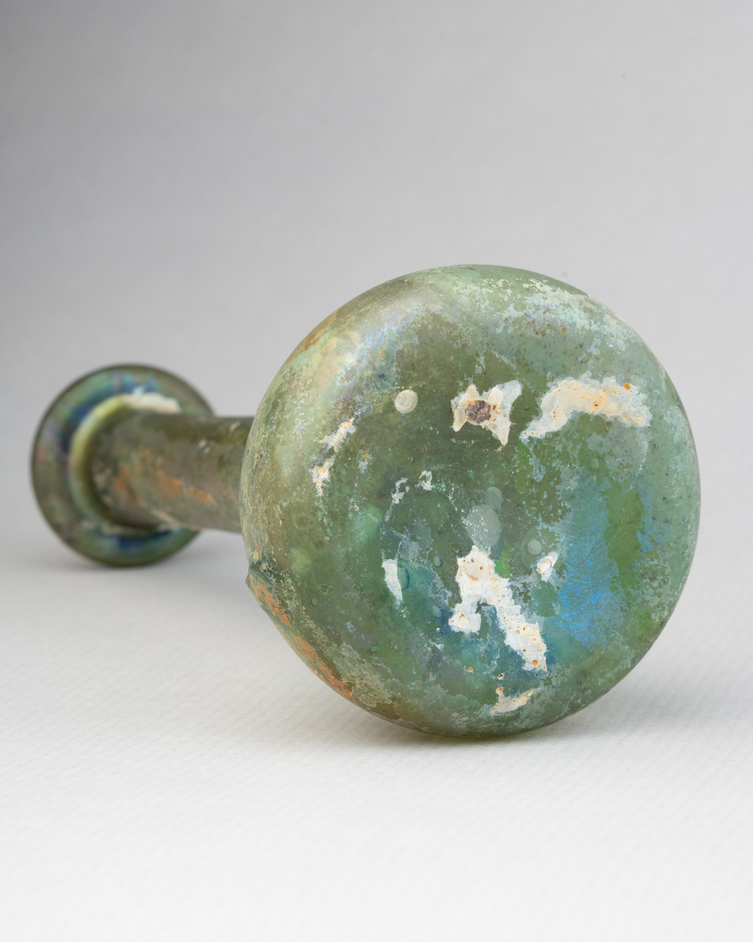 Grand lacrymatoire en verre, époque romaine tardive