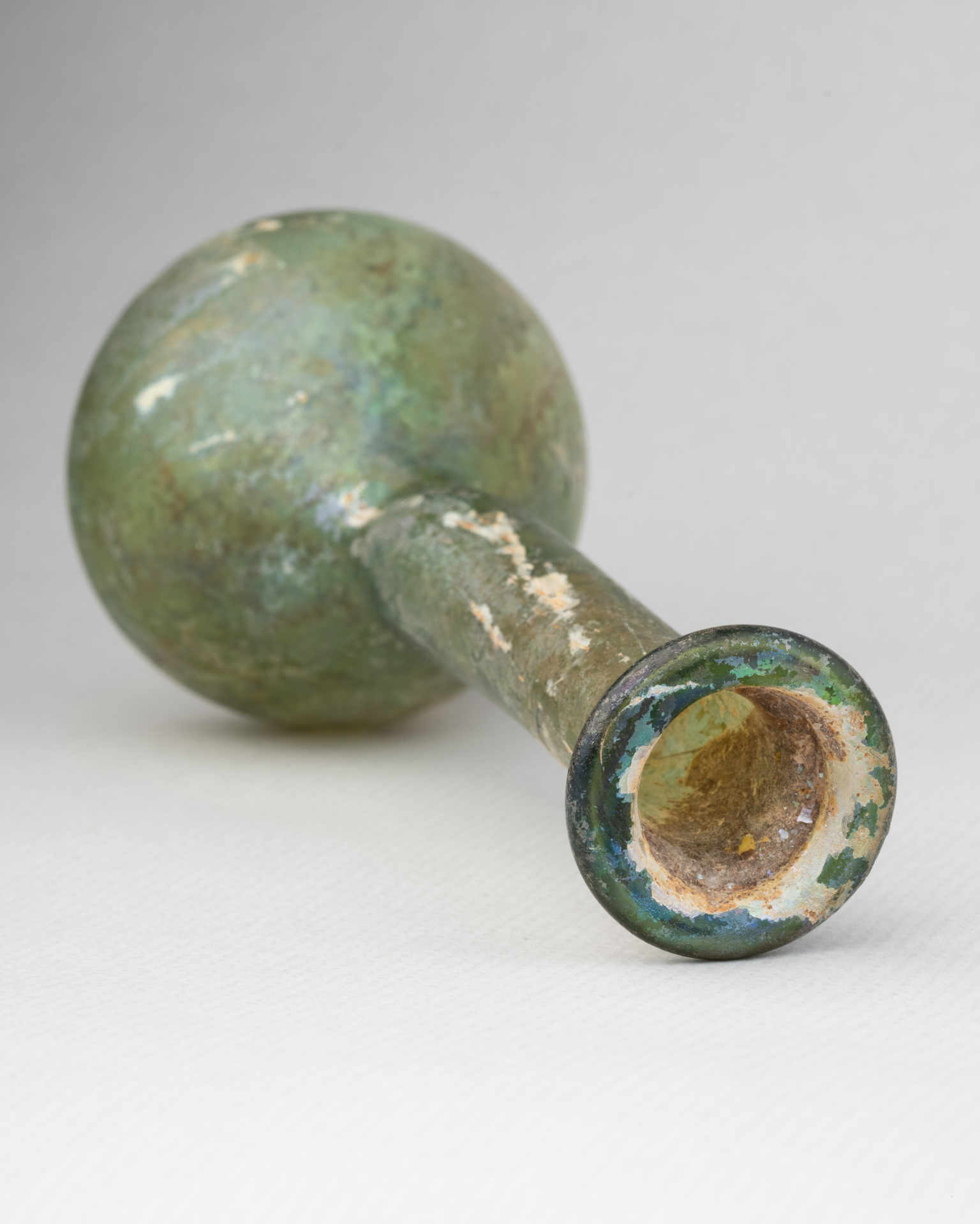 Grand lacrymatoire en verre, époque romaine tardive