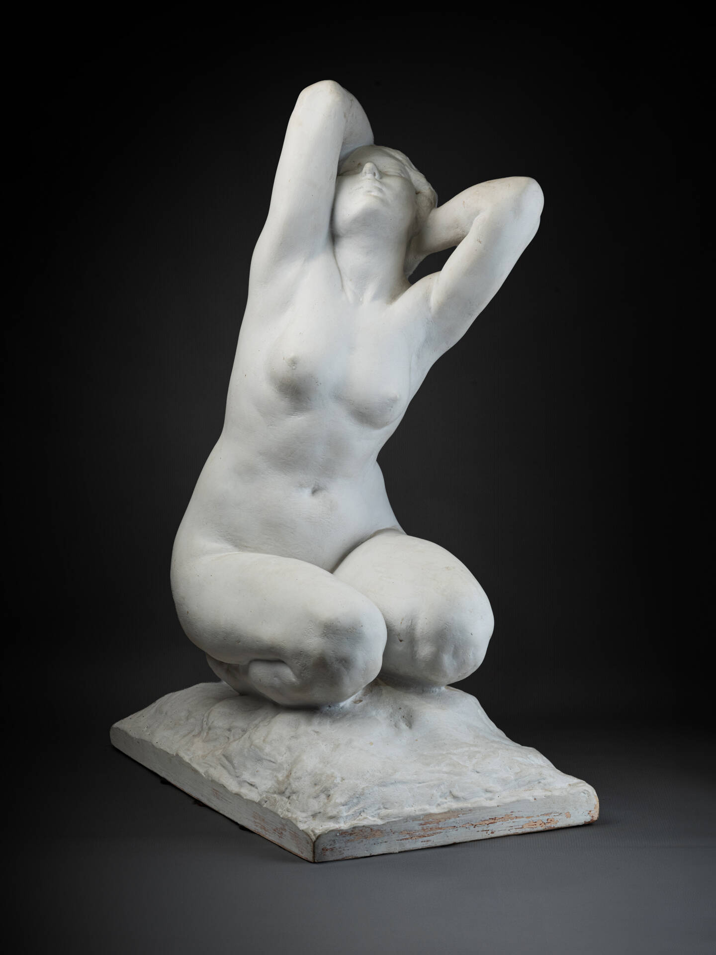 D’après Amedeo Gennarelli (1881-1943), sculpture en terre cuite peinte en blanc, époque Art Déco
