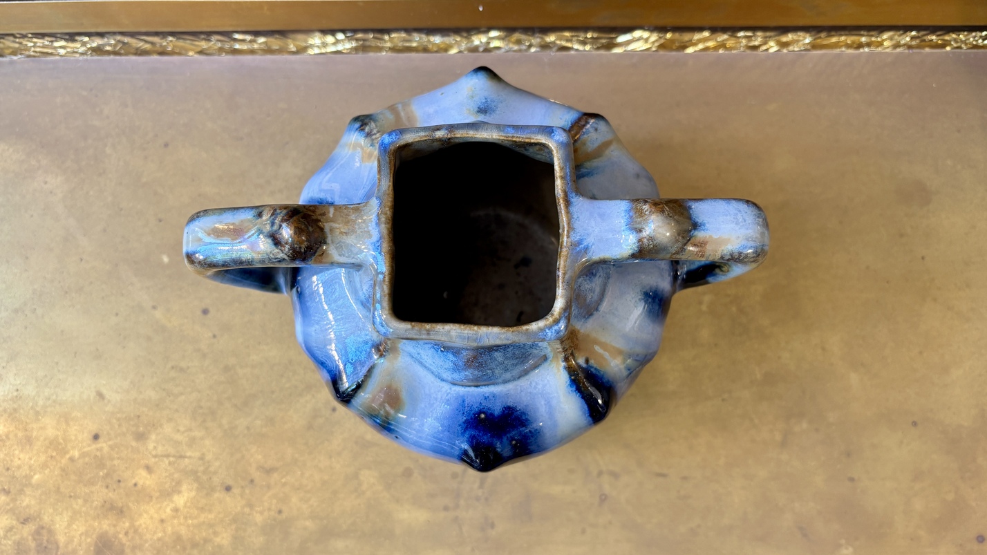 Petit vase en céramique bleue, XXe siècle