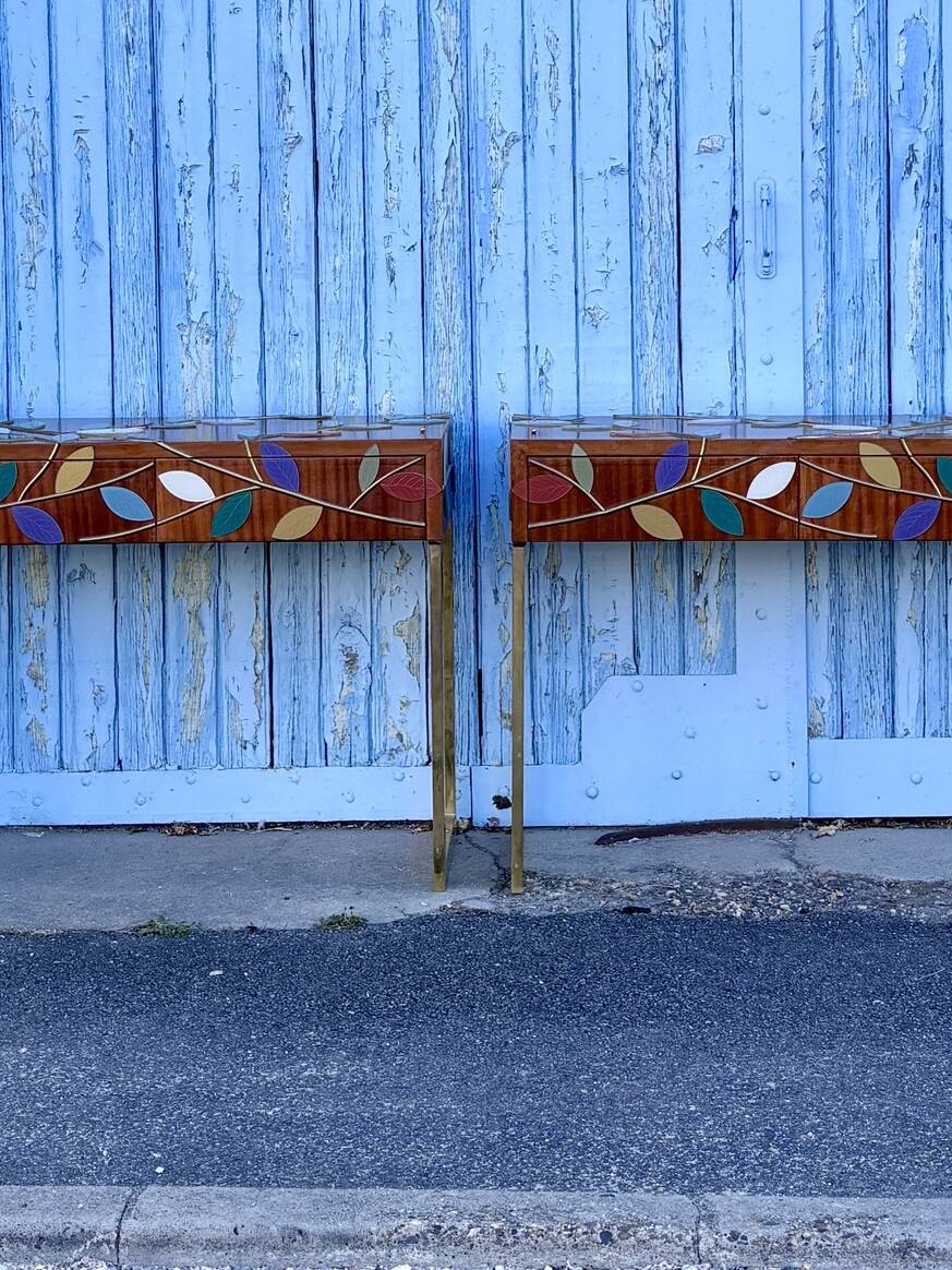 Deux consoles en bois plaqué d’un feuillage en verre de Murano, XXe siècle