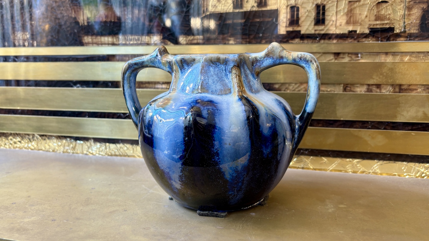 Petit vase en céramique bleue, XXe siècle