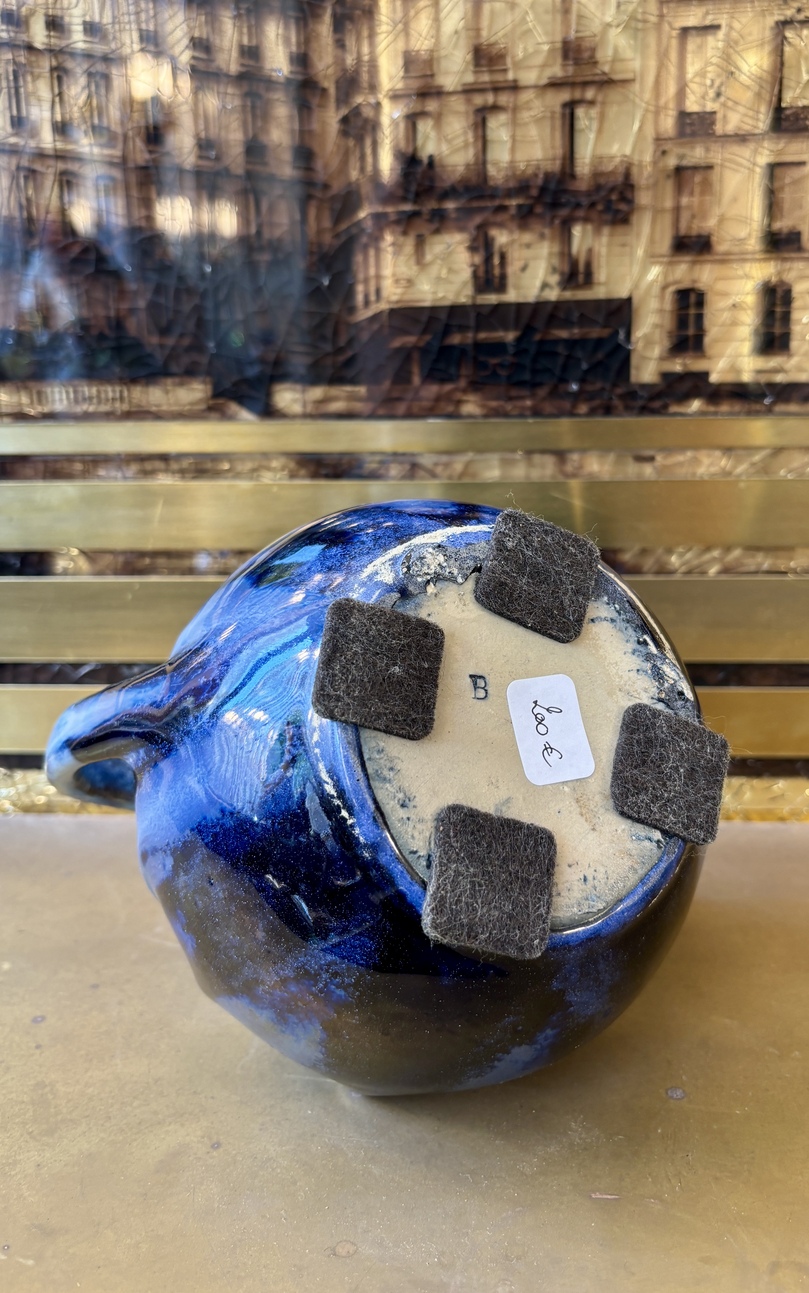 Petit vase en céramique bleue, XXe siècle