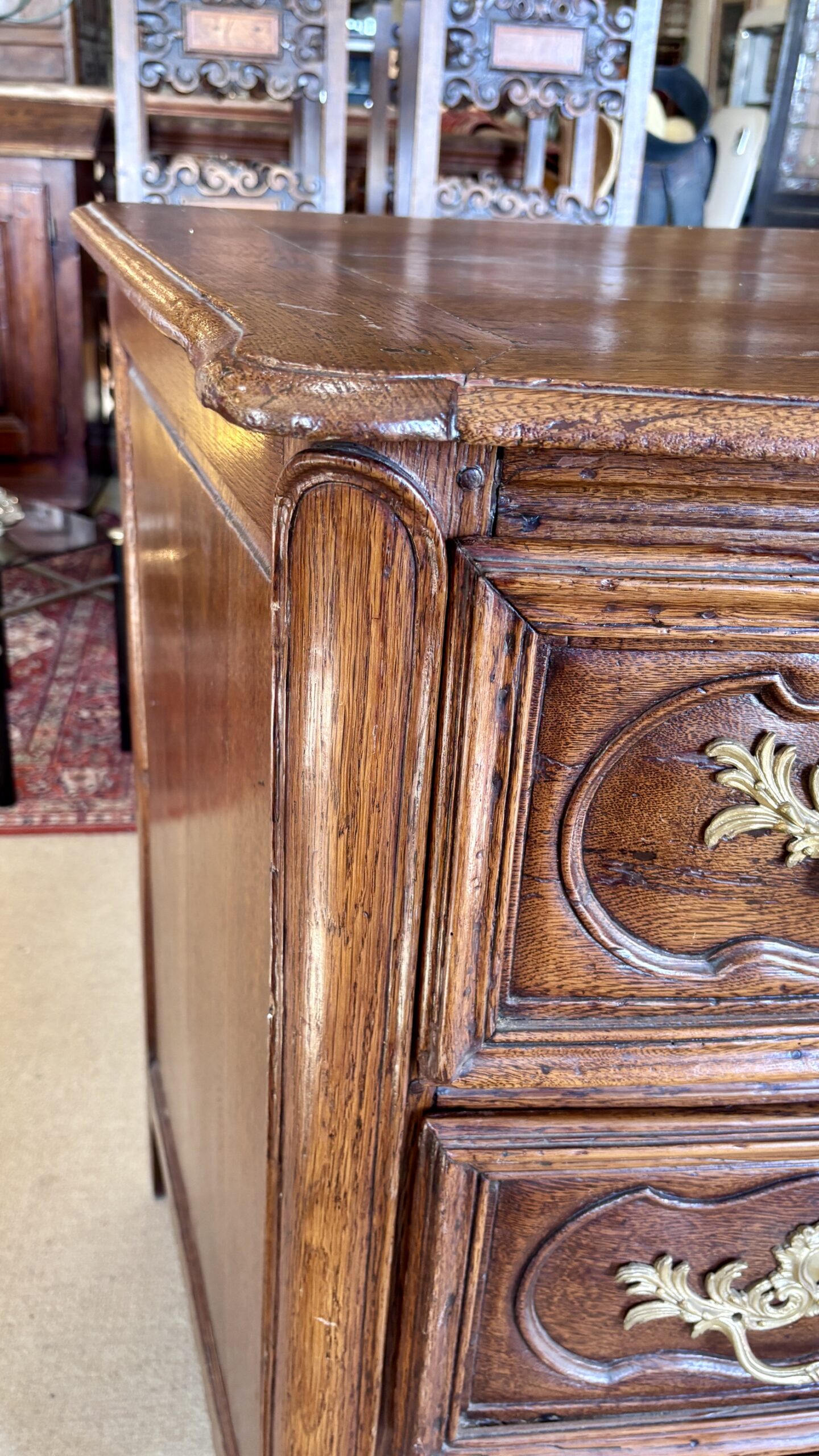 Commode en chêne, d’époque Régence (XVIIIe siècle)