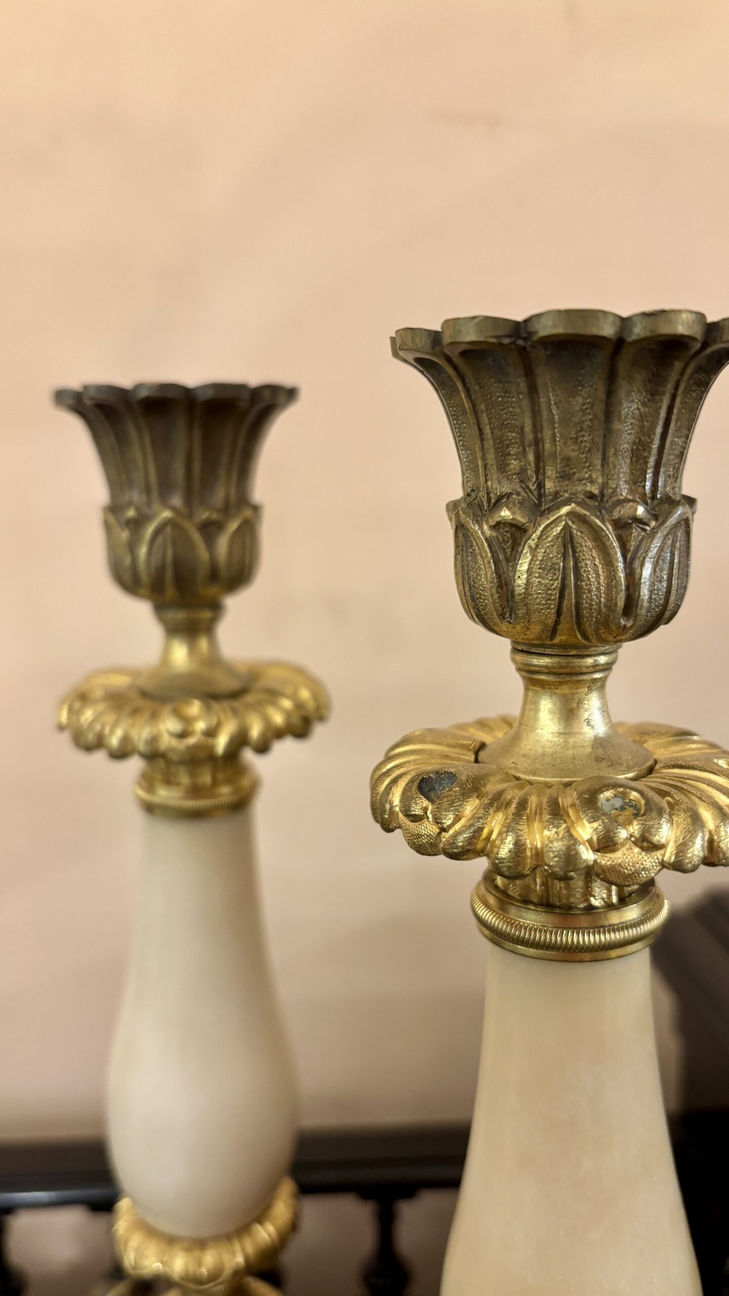 Paire de bougeoirs en agate et bronze doré, XIXe siècle