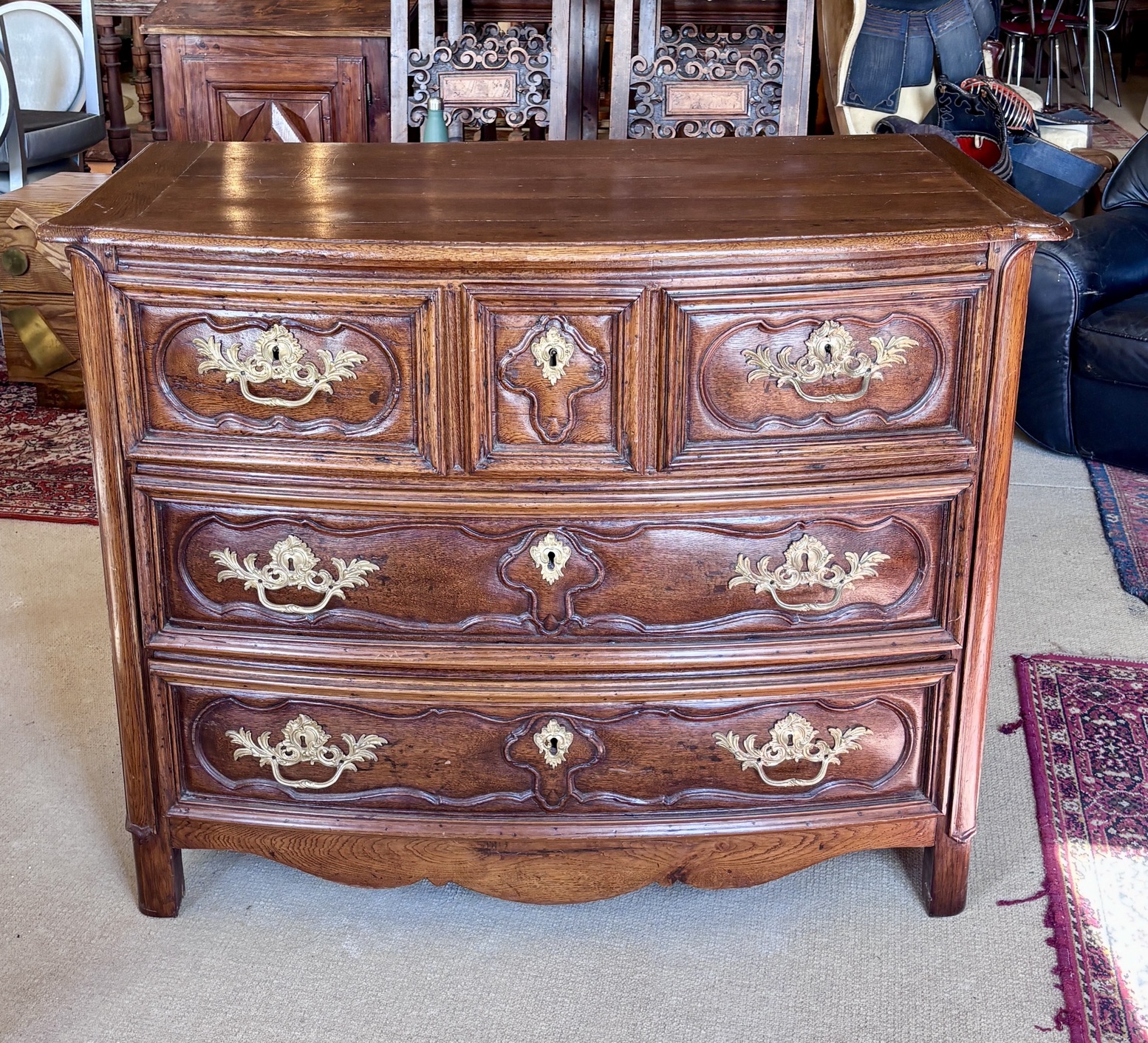 Commode en chêne, d’époque Régence (XVIIIe siècle)