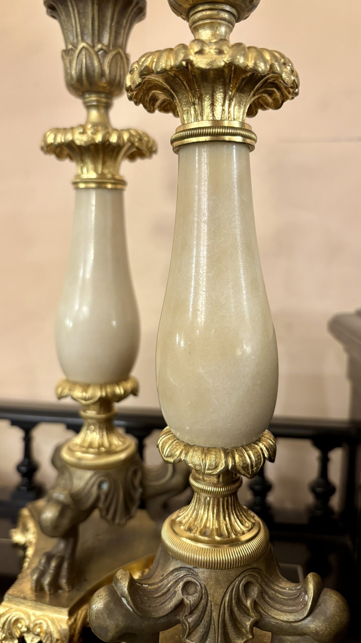Paire de bougeoirs en agate et bronze doré, XIXe siècle