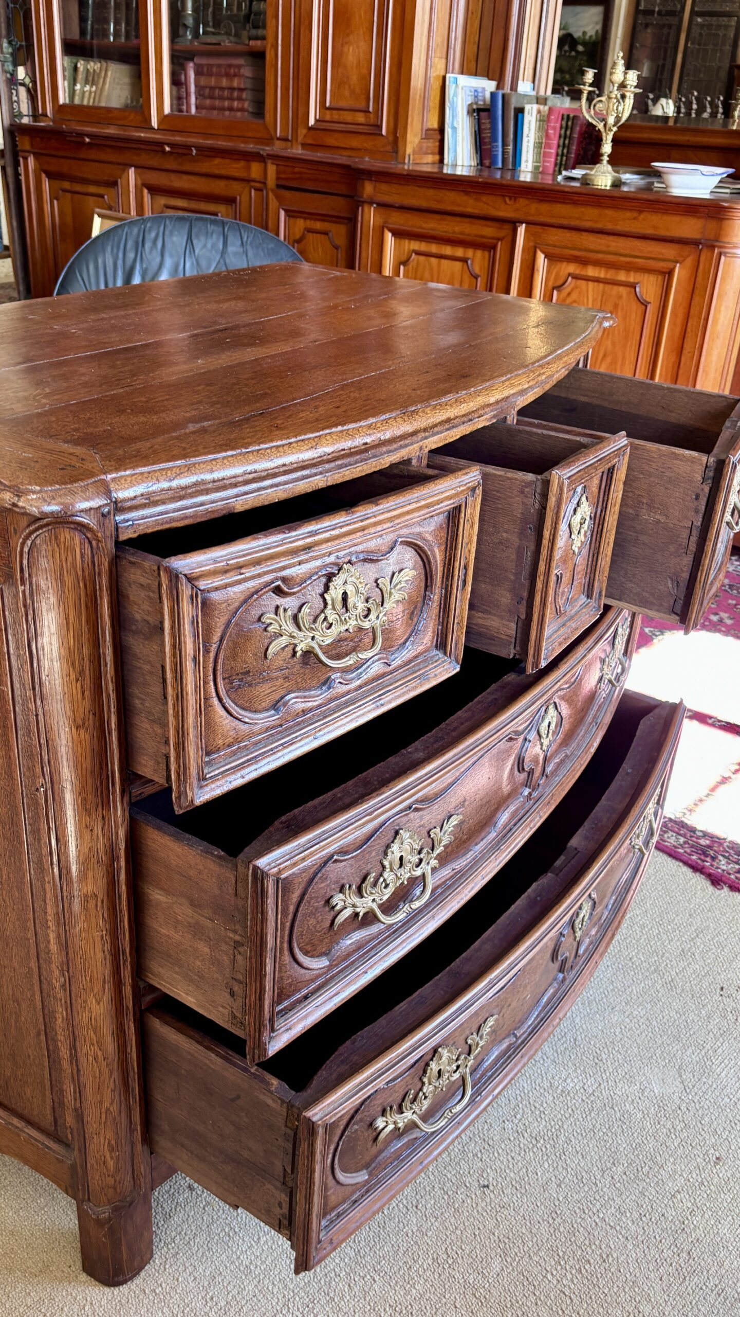 Commode en chêne, d’époque Régence (XVIIIe siècle)