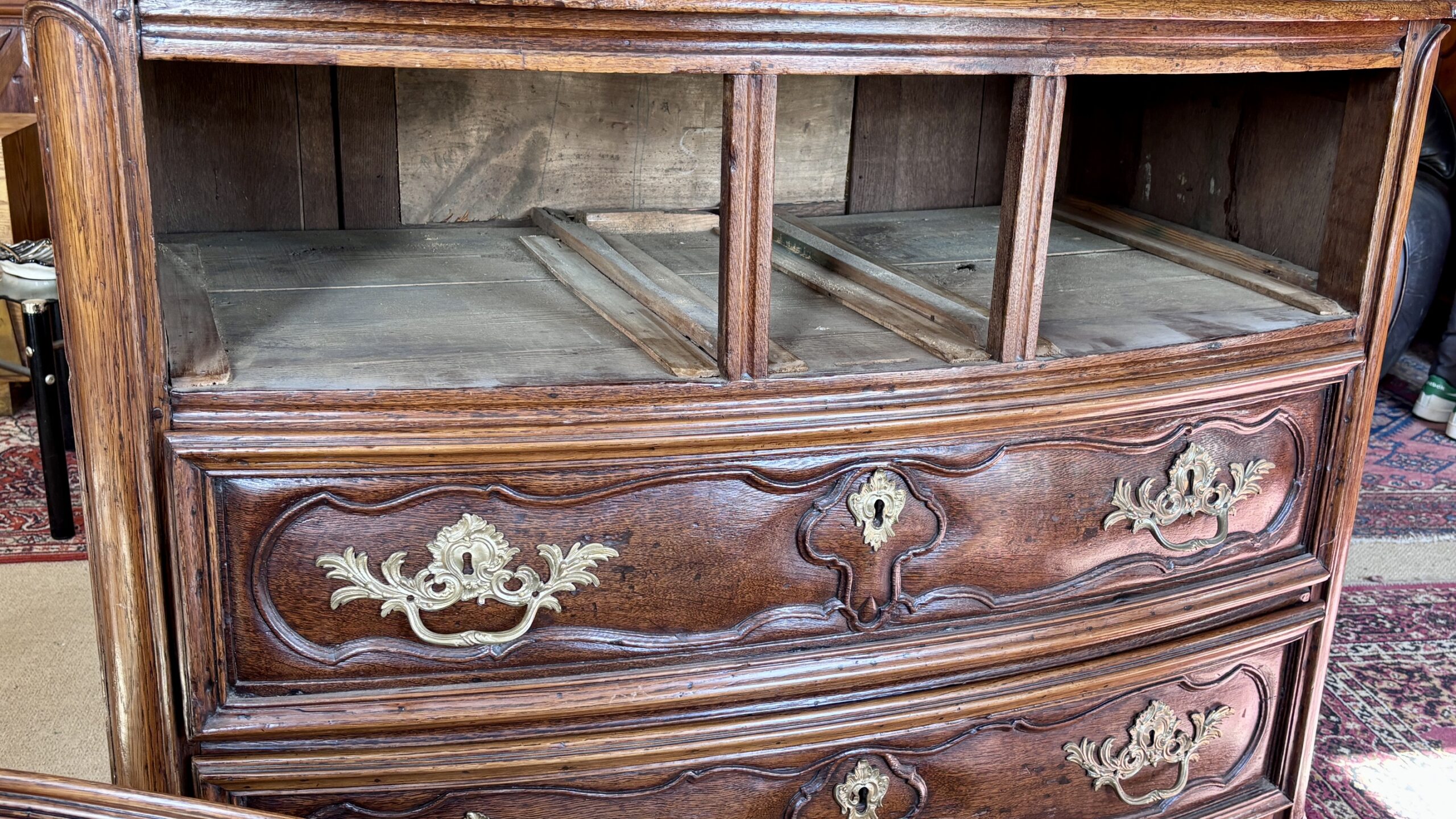Commode en chêne, d’époque Régence (XVIIIe siècle)