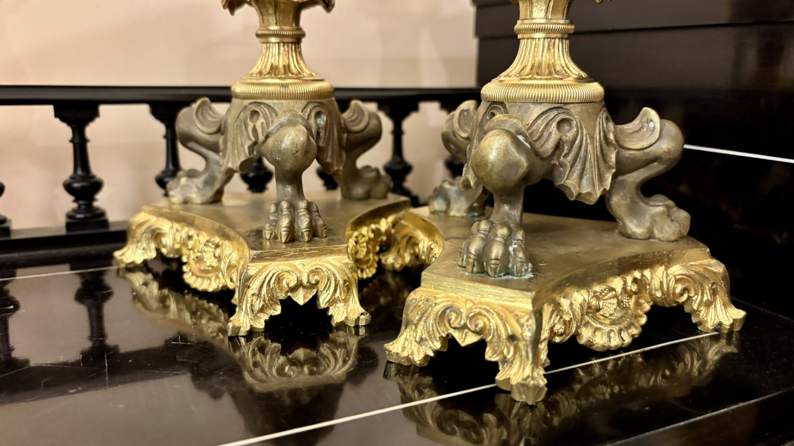 Paire de bougeoirs en agate et bronze doré, XIXe siècle
