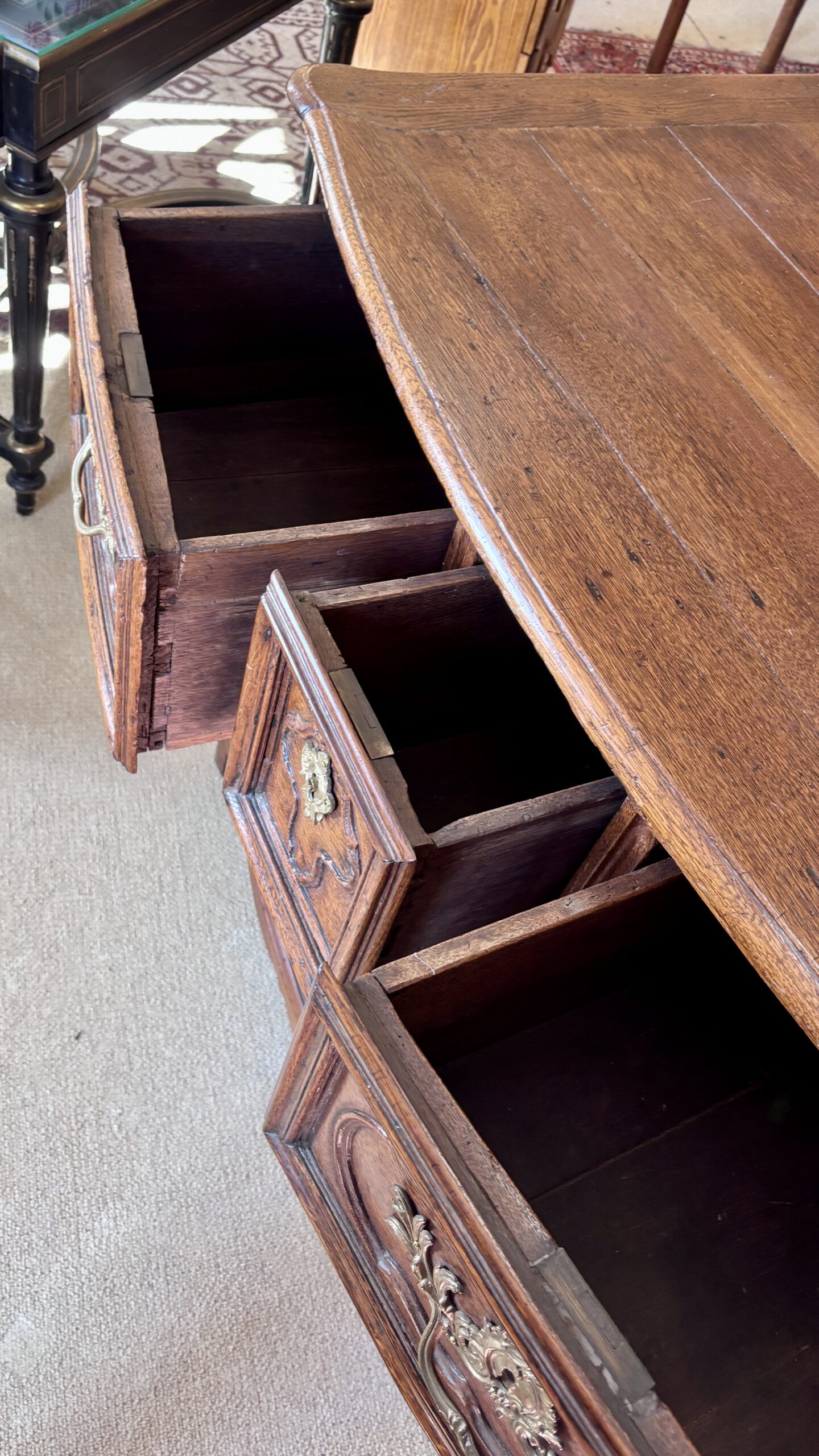 Commode en chêne, d’époque Régence (XVIIIe siècle)
