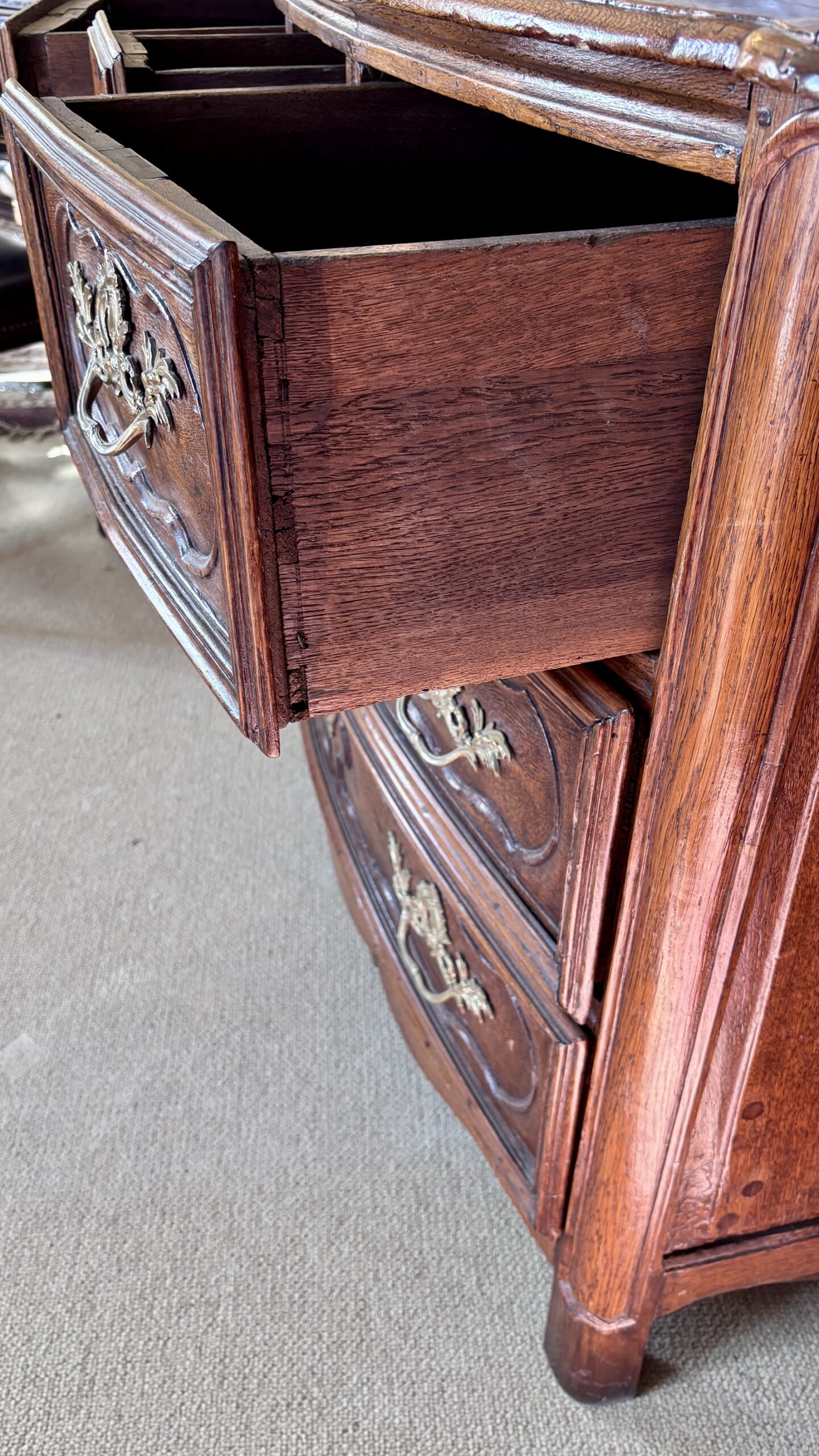 Commode en chêne, d’époque Régence (XVIIIe siècle)